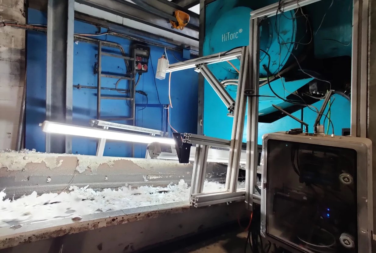 UpCircle sensor unit with lighting and processing unit above an intake conveyor