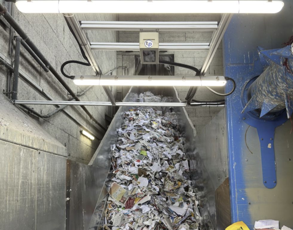 UpCircle™ Station above a feeding conveyor with loose recovered paper