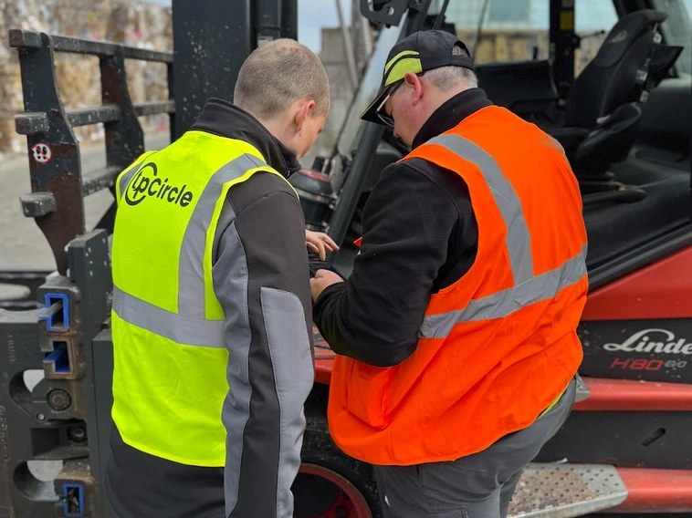 UpCircle and a mill employee reviewing supplier results together at the forklift